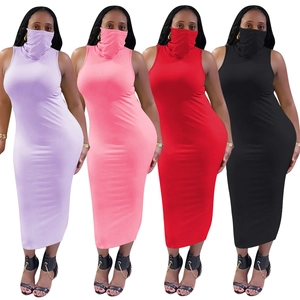 Robe midi sans manches avec masque intégré et col haut, disponible en quatre coloris