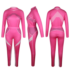 Vue en trois angles d'un ensemble de yoga rose à manches longues et lignes blanches