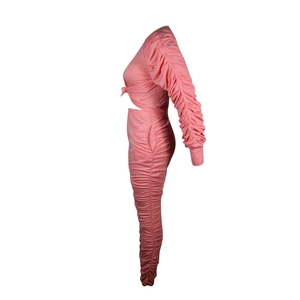 Détail de l'ensemble deux pièces rose avec manches froncées et pantalon plissé