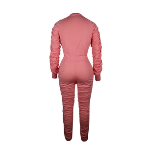 Vue arrière détaillée d'un ensemble rose plissé à manches longues et coupe ajustée