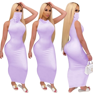 Trois vues d'une robe maxi lilas sans manches moulante avec capuche masque facial intégré