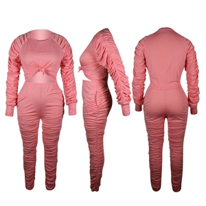 Ensemble 2 pièces en maille froncée rose avec haut court noué et pantalon taille haute