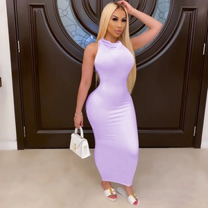 Détail d'une robe maxi lilas sans manches avec col licou et coupe moulante élégante