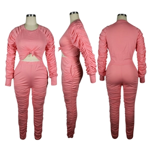 Vue en trois dimensions d'un ensemble rose avec manches froncées et pantalon empilé chic
