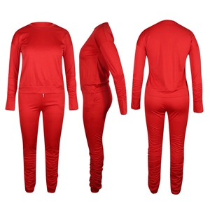 Dettagli del set sportivo rosso con polsini e caviglie arricciati stile stacked
