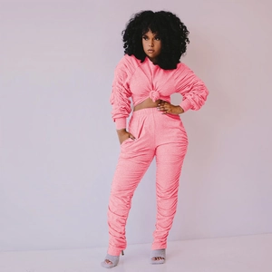 Ensemble 2 pièces femme avec haut court torsadé rose corail et pantalon froncé