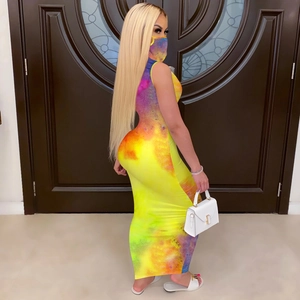 Detail van mouwloze tie-dye maxi-jurk met een bijpassende gezichtsmasker set