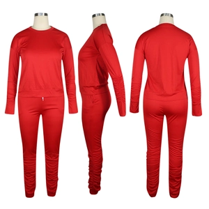Dettagli della tuta sportiva rossa due pezzi con maniche e leggings arricciati