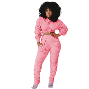Ensemble deux pièces rose pour femme avec crop top manches longues et pantalon plissé