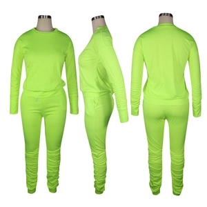 Vista a tre lati della tuta sportiva verde neon con dettagli arricciati su maniche