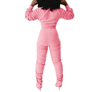 Vue arrière du survêtement rose deux pièces pour femme avec haut manches longues et pantalon