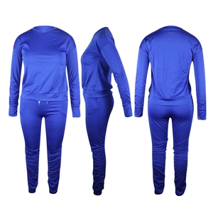 Vista a tre angolazioni della tuta blu reale con maniche arricciate e pantaloni coordinati