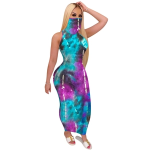 Detail van nauwsluitende maxi-jurk met masker in blauw en paars tie-dye design