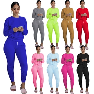Dettaglio della tuta con pantaloni arricciati e felpa in nove colori vivaci