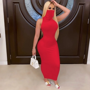 Détail d'une robe maxi rouge sans manches moulante avec masque intégré et fente latérale