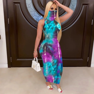 Detail van paarse en blauwe tie-dye bodycon jurk met bijpassend gezichtsmasker
