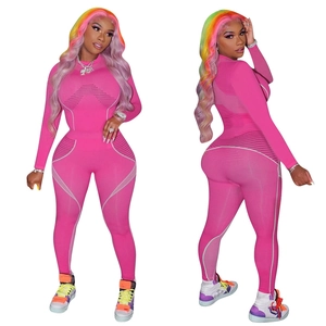 Ensemble de yoga rose deux pièces avec haut à manches longues et legging en mesh sport