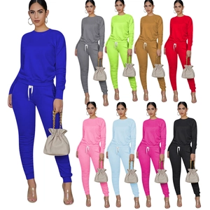 Dettaglio della tuta da donna multicolore con coulisse in vita e tasche funzionali