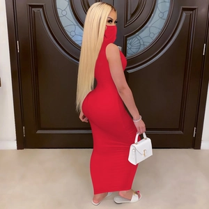 Robe maxi rouge sans manches avec masque assorti et coupe ajustée pour un style élégant