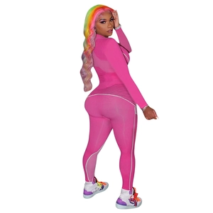 Vue détaillée de l'ensemble fitness rose avec mesh respirant et coutures décoratives blanches