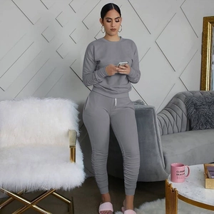 Dettaglio del completo grigio due pezzi da donna con elegante design arricciato