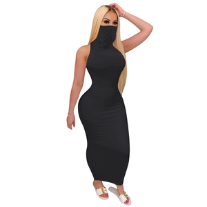 Détail d'une robe longue sans manches moulante noire avec capuche masque intégrée
