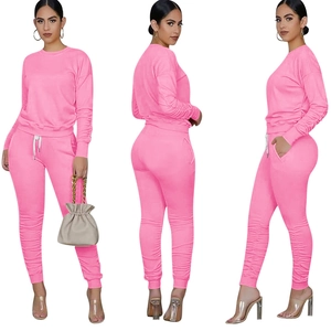 Set due pezzi rosa con felpa e pantaloni sportivi arricciati mostrati da varie angolazioni