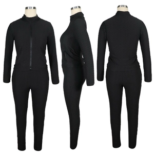 Détail de l'ensemble de sport noir deux pièces avec tissu alvéolé sur un mannequin