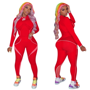 Ensemble de yoga rouge deux pièces avec haut à manches longues et legging taille haute