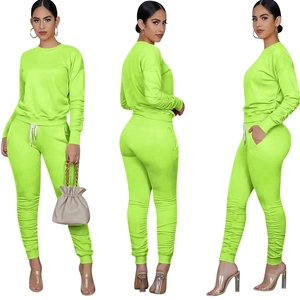 Vista tripla della tuta verde neon con coulisse in vita e dettaglio caviglia arricciata