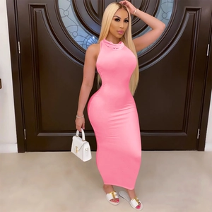 Détail de la robe maxi rose sans manches avec col roulé et coupe moulante en gros plan