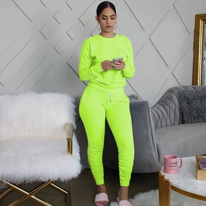 Dettaglio del set due pezzi verde fluorescente con pantaloni arricciati