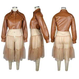 Détail en trois vues d'une veste en similicuir marron avec tulle multicouche