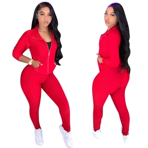 Ensemble de sport rouge pour femme avec veste à col montant et legging à texture alvéolée