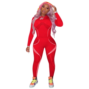 Détail de l'ensemble de sport rouge avec coutures blanches et texture en mesh respirant