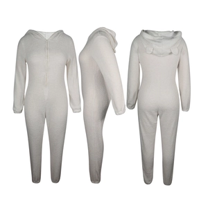 Vue en trois angles d'une combinaison peluche blanche à capuche avec oreilles