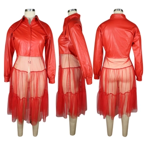 Vue en trois dimensions d'une robe en similicuir rouge avec jupe en tulle