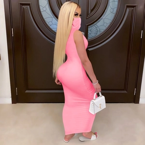 Robe longue moulante sans manches rose vif avec masque assorti et coupe ajustée