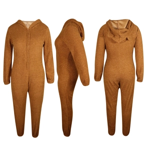 Détail de la grenouillère en peluche marron avec capuche à oreilles et texture douce