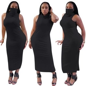 Détail de robe longue noire sans manches ajustée avec masque facial intégré multifonction