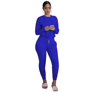 Dettaglio di una tuta blu reale con maniche a costine e pantaloni sportivi con arricciatura