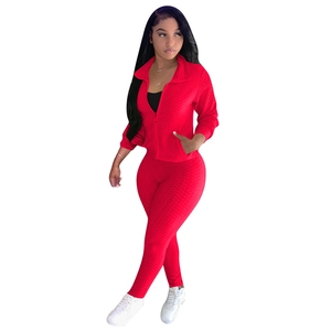 Détail du tissu gaufré rouge sur l'ensemble de sport deux pièces avec col montant zippé