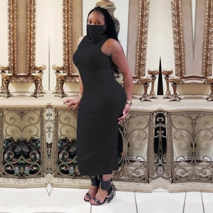 Détail de la robe longue moulante noire sans manches avec design de masque facial intégré