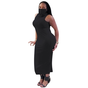 Détail de la robe longue moulante noire avec masque facial et cache-cou intégrés
