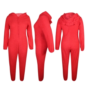 Vues avant et arrière d'un pyjama une pièce en polaire rouge avec oreilles mignonnes
