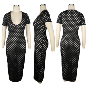 Vues détaillées d'une robe maxi noire moulante avec motifs en maille découpés au laser