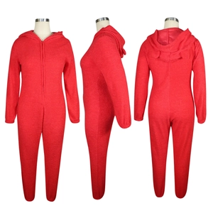 Vue en trois plans du combishort à capuche en peluche rouge avec fermeture éclair