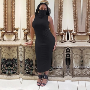 Détail de robe longue moulante noire avec masque intégré et design sans manches élégant