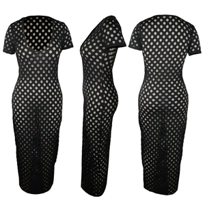 Vue sous trois angles d'une robe midi noire moulante ajourée avec motifs découpés au laser