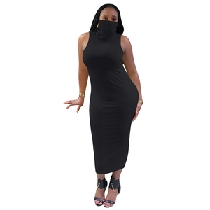 Détail de la robe longue moulante noire avec col montant et masque facial intégré